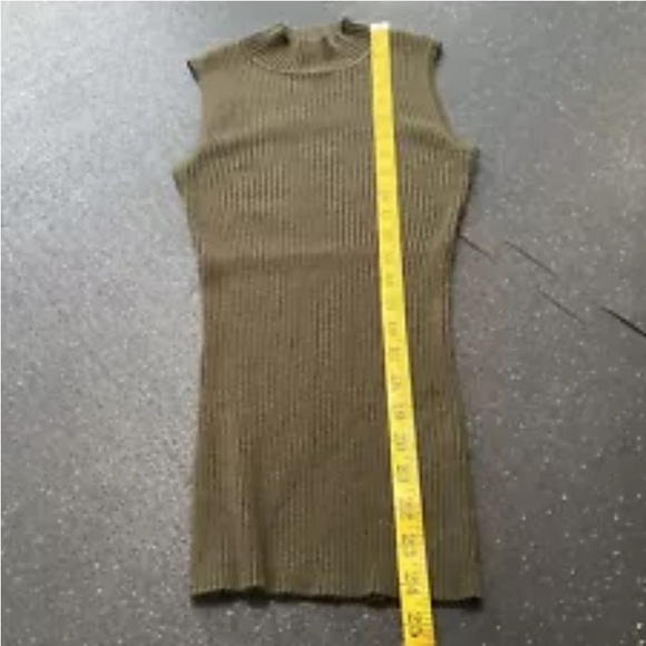 It’s Our Time Womens Mock Turtleneck Olive Green Sleeveless Sweater Top Medium - Picture 5 of 6
